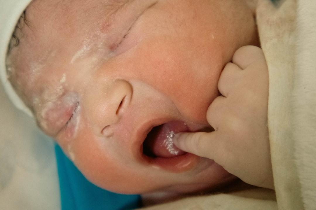 découvrez tous les conseils essentiels pour prendre soin d’un bébé prématuré : alimentation, sommeil, suivi médical et soutien pour les parents afin d’assurer le bien-être et le développement optimal de votre nouveau-né.