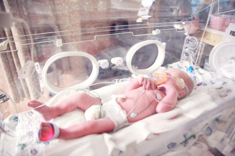 découvrez nos conseils pratiques et essentiels pour prendre soin d'un bébé prématuré : soins quotidiens, alimentation, suivi médical et soutien aux parents pour garantir le bien-être et le développement de votre nouveau-né prématuré.
