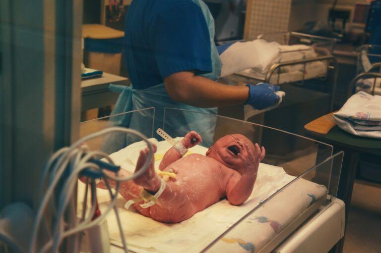 découvrez les causes, les risques et les prises en charge de la naissance prématurée. informez-vous sur les signes, les soins et le soutien pour les bébés nés avant terme.