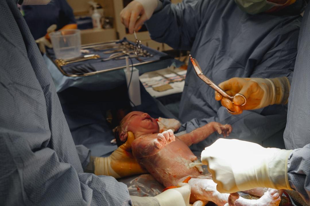 découvrez les causes, risques et prises en charge des naissances prématurées. informez-vous sur les facteurs et les solutions pour les bébés nés avant terme.