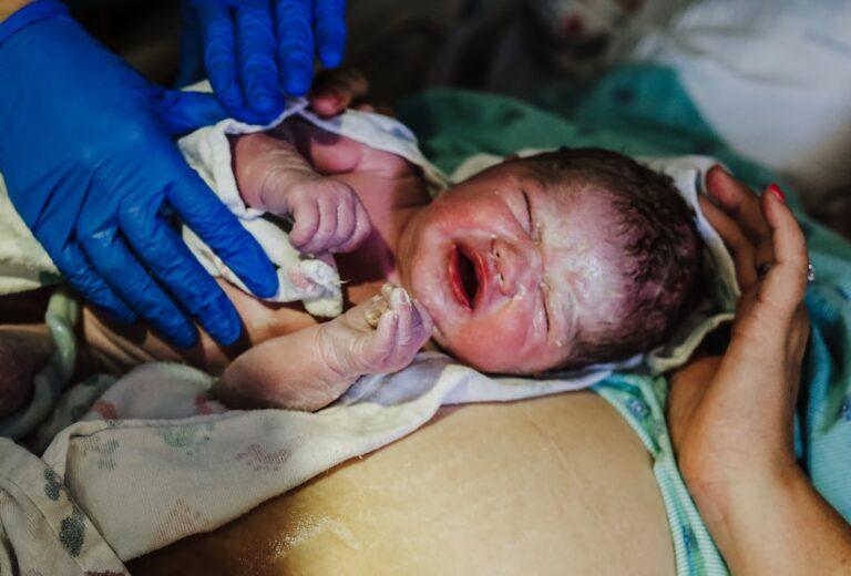 découvrez les causes, les risques et les traitements liés aux naissances prématurées. informez-vous sur la prévention, les soins pour les bébés prématurés et le soutien aux familles concernées.