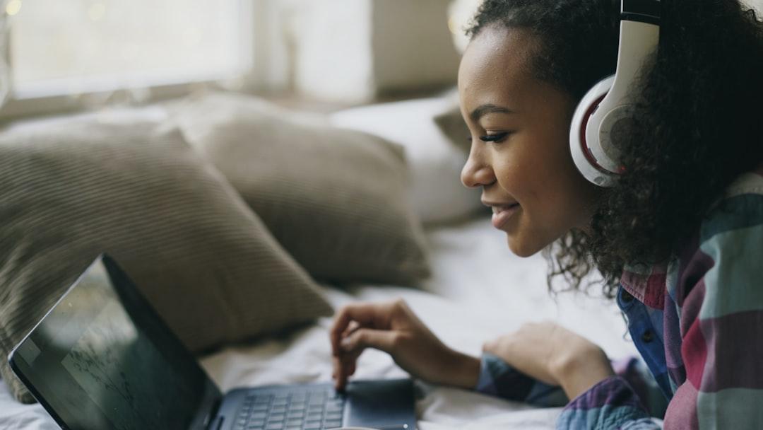 découvrez comment gérer le temps d'écran au quotidien : conseils, bonnes pratiques et outils pour équilibrer l'utilisation des appareils numériques et préserver le bien-être de toute la famille.