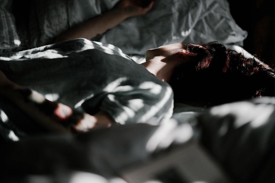 découvrez des conseils et astuces pour améliorer la qualité de votre sommeil, comprendre les cycles du sommeil et adopter de bonnes habitudes pour bien dormir chaque nuit.