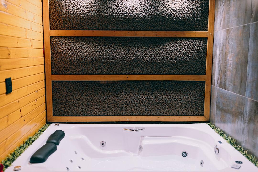 découvrez ce qu'est un sponge bath : une méthode pratique pour se laver sans prendre de douche ou de bain, idéale pour les personnes à mobilité réduite ou en période de convalescence. conseils et astuces inclus.
