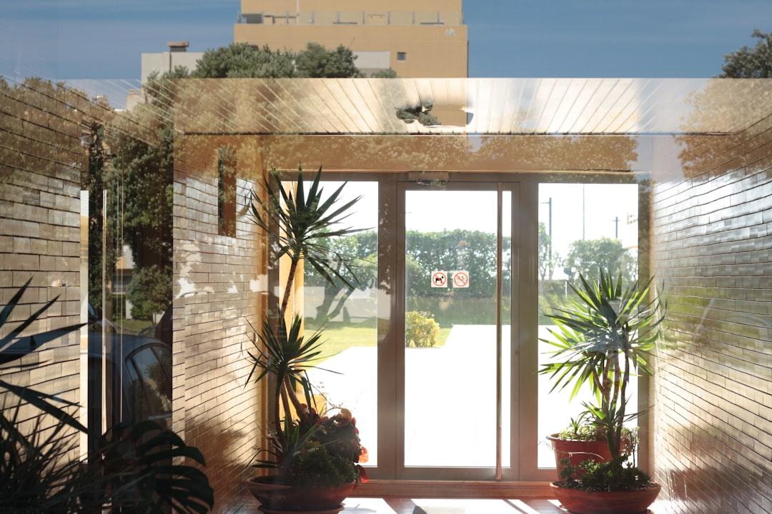 découvrez les causes, symptômes et remèdes efficaces contre le coup de soleil. protégez votre peau et apprenez à soulager rapidement les effets du sunburn grâce à nos conseils pratiques.