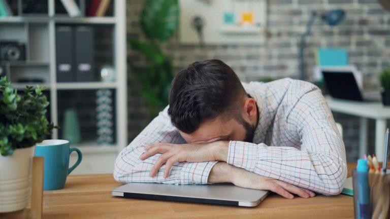 découvrez les causes courantes de la fatigue, ses symptômes et les solutions pratiques pour retrouver énergie et bien-être au quotidien.