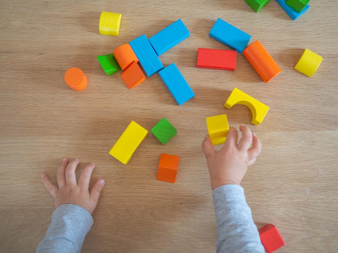 découvrez l'apprentissage basé sur le jeu : une approche éducative qui stimule la curiosité, la créativité et le développement global des enfants tout en leur permettant d'apprendre en s'amusant.
