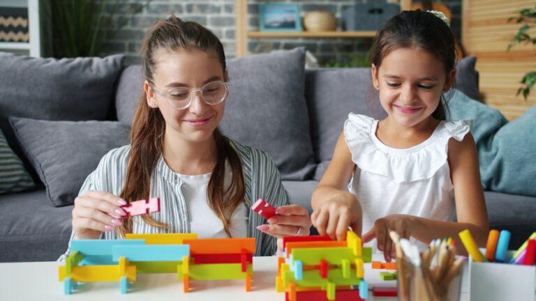 découvrez l'apprentissage basé sur le jeu : une méthode ludique et efficace qui favorise le développement des compétences, la créativité et l’engagement des enfants tout en leur permettant d’apprendre naturellement.